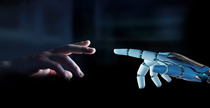 Mensch und Roboter Hand in Hand