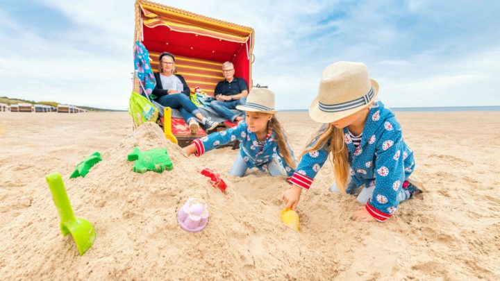 Kinder bauen Sandburgen am Strand von Trassenheide. Foto: TMV/Tiemann
