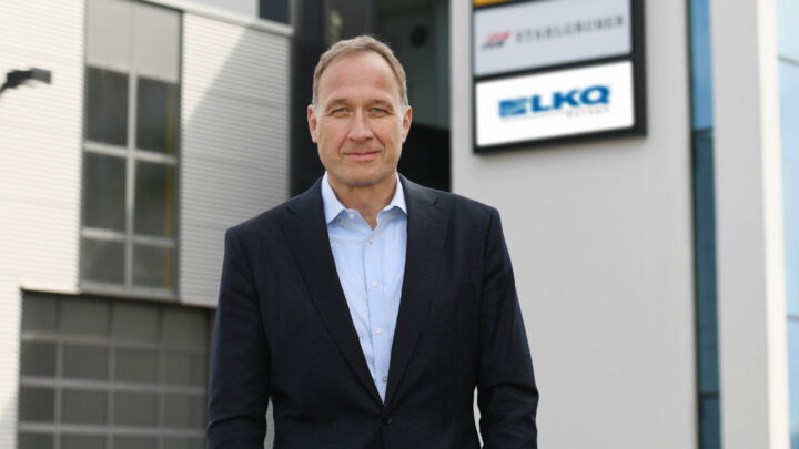 Arnd Franz, CEO von LKQ Europe vor dem STAHLGRUBER Verkaufshaus in Wolfschlugen