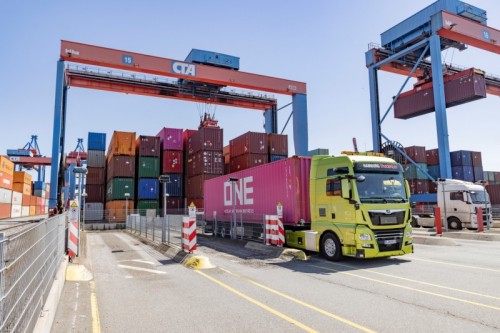 Container werden in Hamburg auf autonome Lkw geladen