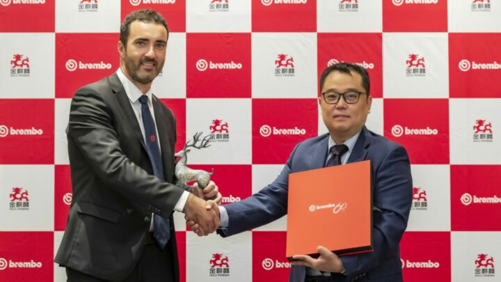 Mr. Bogdan Bereanda, Brembo China President and CEO on the left. Mr. Sun Peng, Chairman of Board of Directors, President of Shandong Gold Phoenix Co., Ltd. on the right
